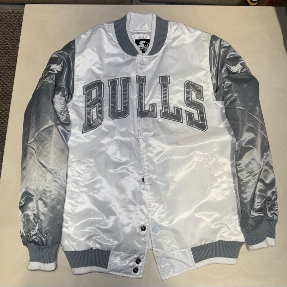 Chicago Bulls White & Gray Starter Bomber Jacket size Medium fits Large Unworn!